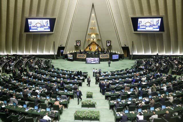 زیر بار زور نمی‌رویم