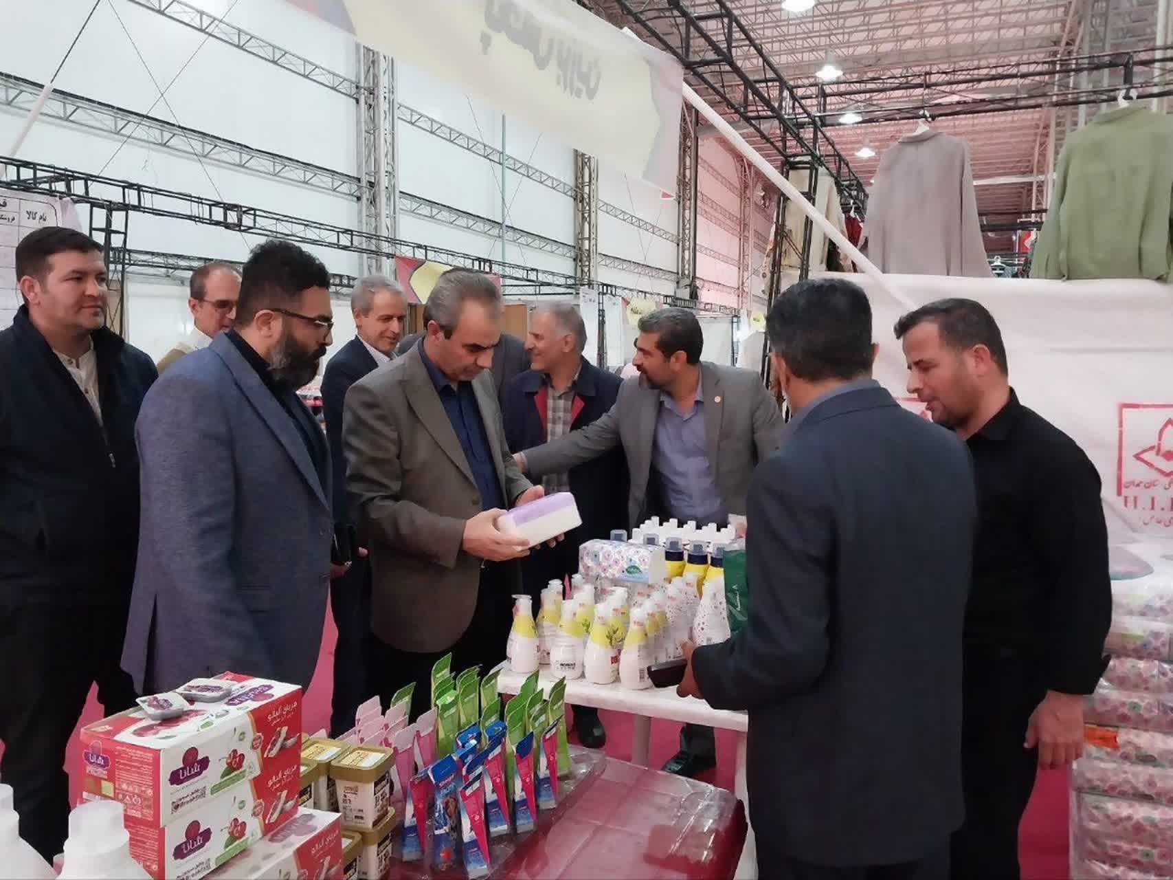 بازدید مدیرکل صمت همدان از نمایشگاه عرضه مستقیم کالاهای اساسی