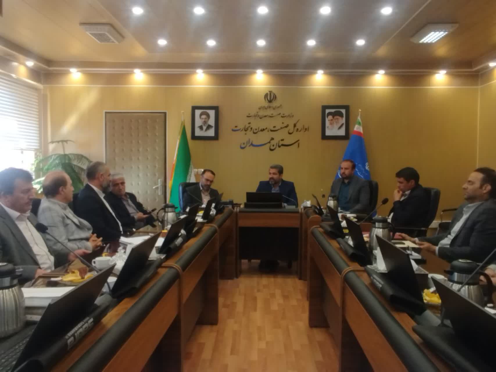 تشکیل اولین جلسه کمیسیون نظارت بر اصناف با تأکید بر ساماندهی واحدهای صنفی و تصویب نرخ خدمات